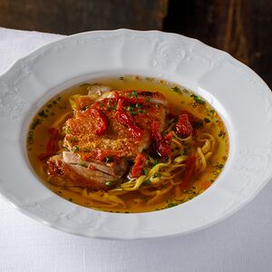 Бульон с цыпленком, домашней лапшой и вялеными томатами