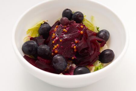 Салат свекольный с виноградом 