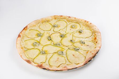 Пицца с грушей и горгонзолой