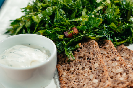 Салат со взбитым сливочным сыром