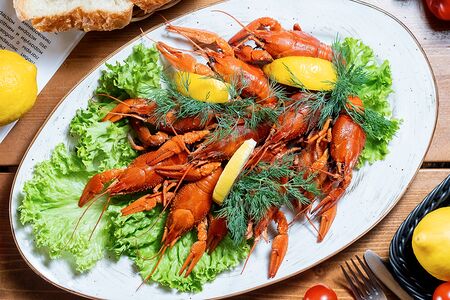 Отварные раки с тмином и укропом