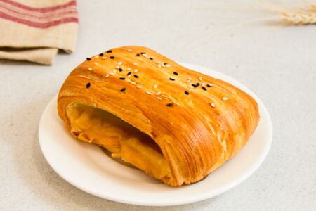 Слойка с ветчиной, сыром и горчицей