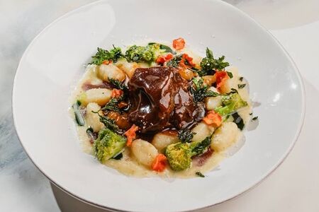 Щечки в соусе порто с ньоками