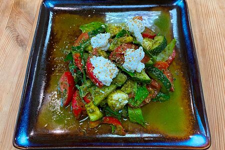 Салат авокадо с рикоттой