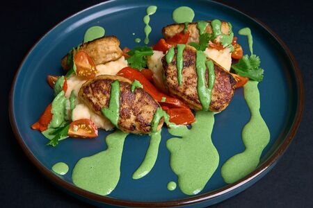Котлеты куриные с пюре и шпинатным соусом