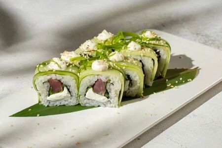 Ролл с тунцом в огурце 