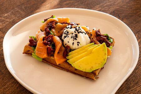 Завтрак с ржаной вафлей и лососем