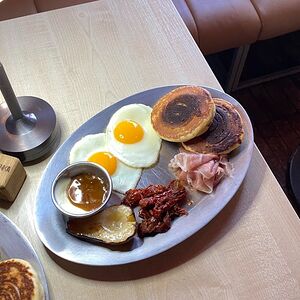 Панкейки с прошутто и грушей