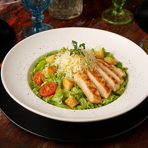 Салат Цезарь с куриной грудкой