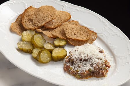 Тартар из мраморной говядины с чипсами из бородинского хлеба