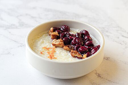 Рисовая каша с вишней, грецким орехом и медом с апельсиновой цедрой