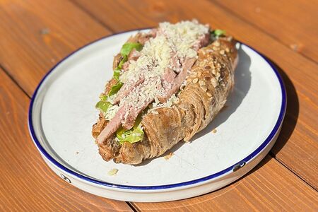 Цельнозерновый круассан с ростбифом и творожным кремом