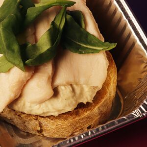 Брускетта с куриным филе 