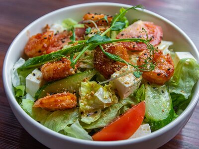 Салат с карамельной креветкой