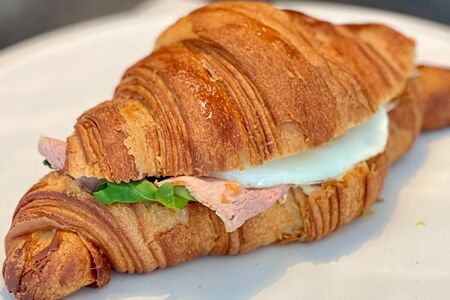 Круассан с телятиной  и соусом Тоннато