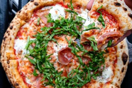 Пицца прошутто с маскарпоне