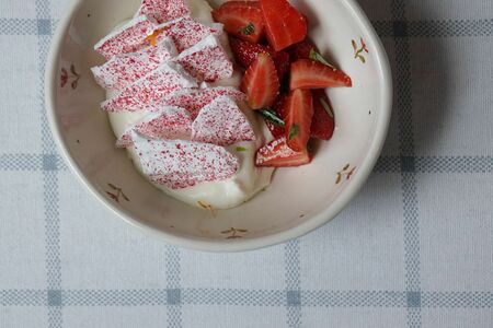 Клубника, меренга, маскарпоне