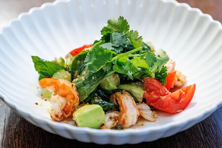 Салат с тигровыми креветками, киноа и авокадо с тайской заправкой