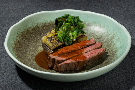 Фланк-стейк с молодым картофелем, луком-пореем и мясным соусом