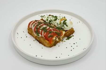 Картофельная вафля, томат, яйцо, моцарелла 