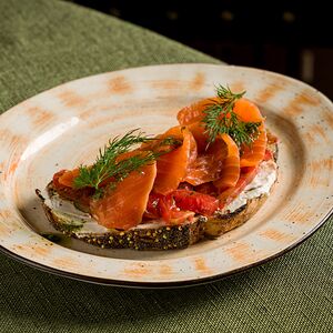 Брускетта с мягким сыром, бакинскими помидорами и лососем