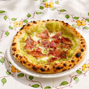 Пицца с кремом из цукини, ветчиной и пармезаном