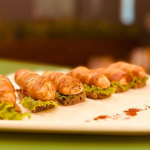 Рулетики с куриным бедром в беконе