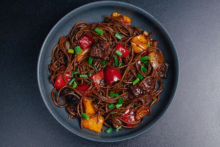 Гречневая лапша с говядиной и овощами