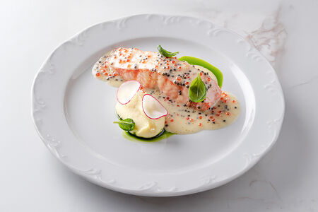 Филе лосося с икорным соусом