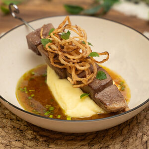 Говяжий язык с трюфельным пюре и имбирным соусом