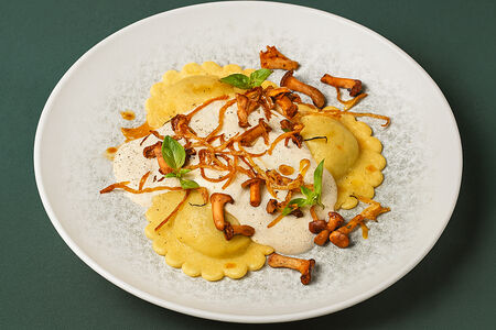 Равиоли с лисичками и луком конфи