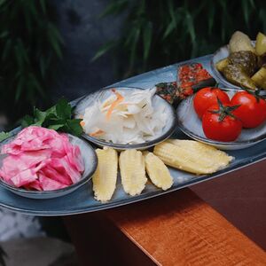 Ассорти из маринованных овощей