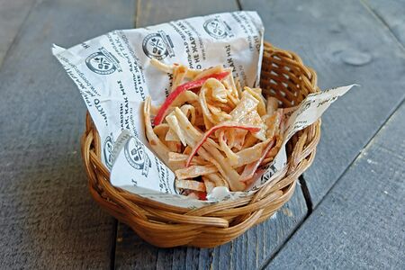 Крабовая соломка в остро-сладком соусе 