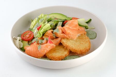 Салат с маринованным лососем, драниками и соусом из шпината 