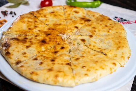 Пирог с капустой и грецким орехом большой