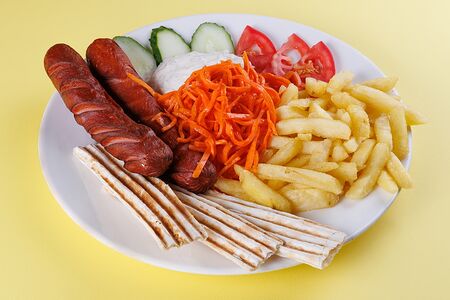 Двойной хот-дог на тарелке