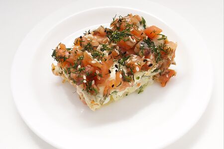 Салат слоеный с горбушей и кунжутом