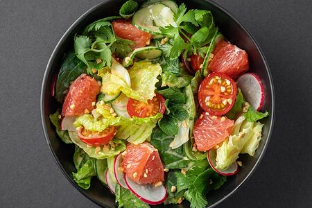 Овощной салат с орехами и имбирным соусом 