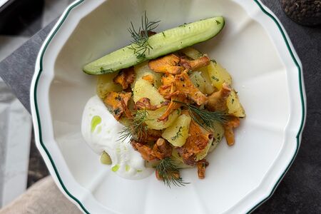 Жареный картофель с лисичками и сметаной 