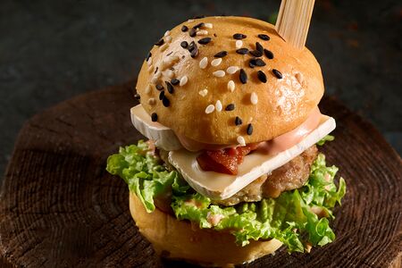 10 мини-бургеров с говядиной, криспи беконом и сыром Камамбер под вишневым соусом