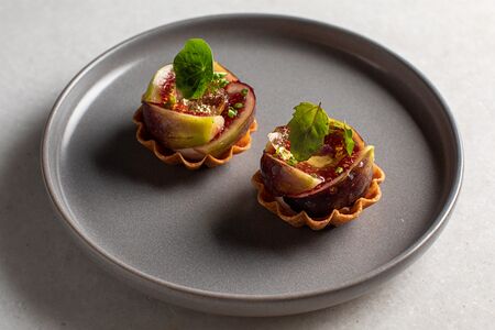 Инжир с козьим сыром и желе из бузины