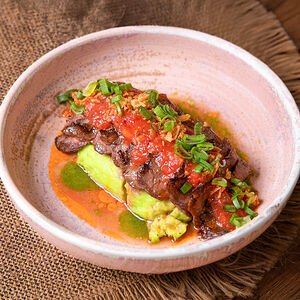 Фланк-стейк с пюре из васаби и томатной сальсой