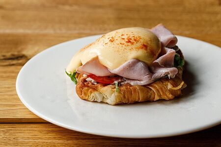 Круассан с окороком и трюфельным соусом