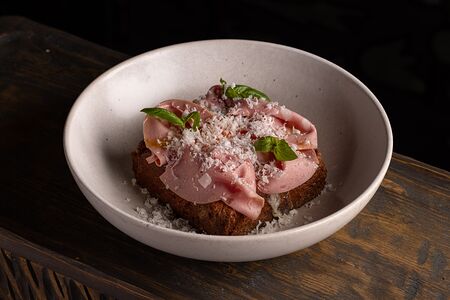 Бриошь с мортаделлой и сыром моцарелла