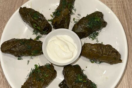 Долма с виноградными листьями