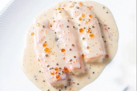 Запеченные фаланги краба под икорным соусом