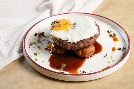 Бифштекс с печенным картофелем