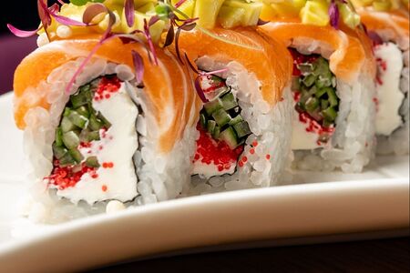 Ролл с лососем тартаром из авокадо и соусом из алоэ