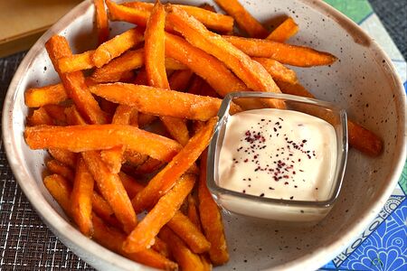 Батат фри с соусом