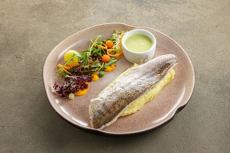 Онежский судачок томленый в ароматном масле на подушке из пюре с алтайскими грибами